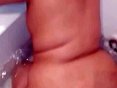 タトゥーの入ったラテン系ミルフが巨根でアナルを掘られる