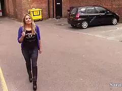 كاز تعرض صدرها الكبير والكبير