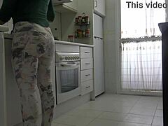 Stedmor overrasker næsten mig mens jeg runker over hende i køkkenet