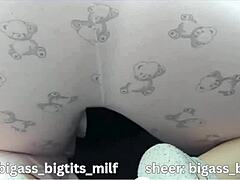 Pijamalı olgun kadın vibratorla mastürbasyon yapıyor, ıslak deve hörgücü ve büyük doğal memelerini gösteriyor