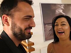 Аматерска Европљанка задиркује великим природним сисама и огромним курцем у немачком порну