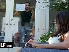 Bu MILF büyük sulu etini sik düşkünü üvey kızıyla paylaşıyor