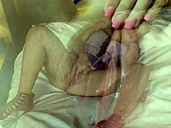 Soții mascate schimbă parteneri pentru acțiune sălbatică plină de spermă la petrecerea swingers