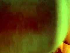 هيه، تعال انضم لنا في لحظة ساخنة نشاهد فيلم مع هذي الطياز اللاتينية؟