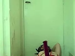 فتاة عبدة تذعن بشفط، عرض، وإذلال قيد