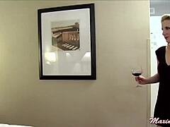 Vroča orientalska MILF Maxine X jebe pičko ukrivljeni bebi Ashley Fires