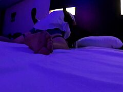 Γριούλα MILF γραμματέας καβαλάει σε ομαδικό κορνάτο σκηνικό με άντρα να κοιτάει και χυμένα ζουμιά.