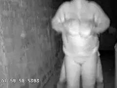 Dold kamera fångar styrmamma som knullar styyson i gränd