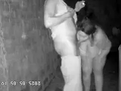 Skrivena kamera hvata maćehu kako jebe pastorka u uličici