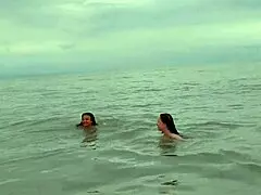 trepando com duas gatas e gozando na boca delas agora