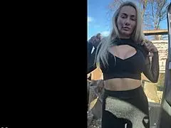 Ofisteki Sessiz Seksi Aksanlı Dövemli Kız Partilerde Büyük Gotunu Gösteriyor