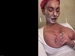 Ofisteki Sessiz Seksi Aksanlı Dövemli Kız Partilerde Büyük Gotunu Gösteriyor