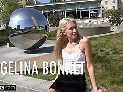 E aí, quer ver MILF russa Angelina Bonnet mostrando as tetas em público??