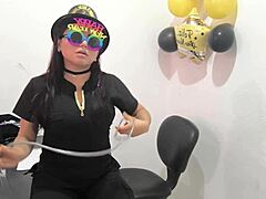 このホットなラティーナ看護師、仕事中にアナルプラグを準備してホーニーなケツに！