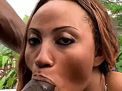 Vášnivá ebenová trojka s veľkými čiernymi kurami a kozy