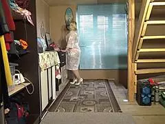 Šťavnatá MILF předvádí svůdný striptýz v úžasné spodní prádle a punčochách.