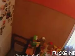 Рогатый извращенец трахает тугую девчонку вживую на вебкамере.