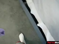 Üvey oğul üvey annenin kirli külotunu Pervymother'da çalıyor.