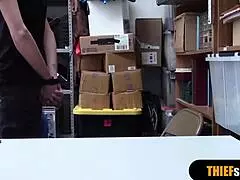 Καυτή ξανθιά milf φύλακας ασφαλείας γαμάει κλέφτη