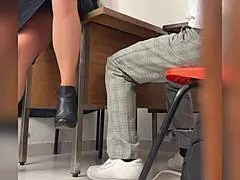 Maestra Exclama, '¡Ven Aquí, Alumno!' en Salón de Clases