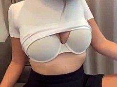 Macucha w krótkiej spódniczce pokazuje stanik podczas domowego masażu dla 18+ widzów