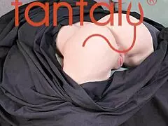 teini äitipuoli nappaa pojanpojan tantaly-nukella, tulee kiihottuneeksi tiukasta pillusta