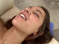 Kåte lesber slikker fitte og kommer med leketøy