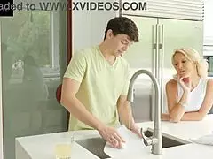 Laura Bentley vide les couilles de son beau-fils quand le mari se barre