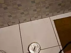 la mam� de mi mejor amigo me encuentra masturbandome con sus tangas y me lo mama hasta venirme en su boca 😏