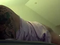 Milf arrapata orgasmo in raso rosa col dildo