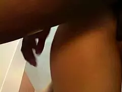 茶髪淫乱熟女が黒チンポを寝室でガッツリしゃぶる激ヤバフェラ