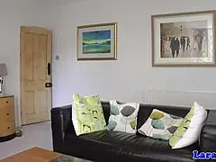 Glamcore brytyjska milf ujeżdża kutasa w trójkącie