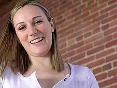 Můj strap-on je větší než tvůj čurák, Clara Dee peguje POV