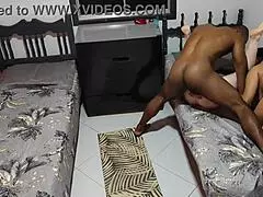 Eliane Genç Arkadaşını İlk Kez Kornolu Kocamla Siktiriyor