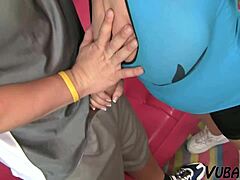 Παχουλή ξανθιά καταπίνει φορτίο σπέρματος