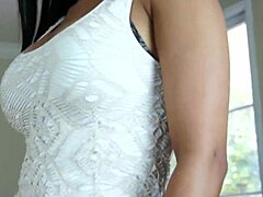 Hei, er du like geil som denne curvy milf-jenta med dryppende våt fitte?