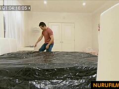 wow, den här bustiga asiatmilfen ger grym nuru-massage med runka!