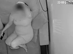 Поймал жену мастурбирующей на порно, пока меня не было.