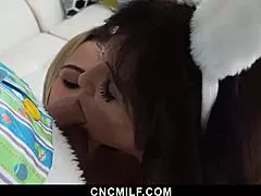 「ねえ、面白いバニーがイースターにホットミルフと継娘をフリーセックスするの見たい？ cncmilfと」