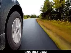 「ねえ、面白いバニーがイースターにホットミルフと継娘をフリーセックスするの見たい？ cncmilfと」