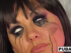 Džezabel Bond uživa intenzivno u kadi solo