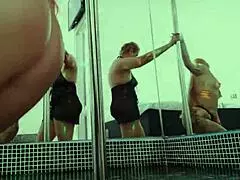 Tia e subrinha dançando e se esfregando gostosas loiras rabudas