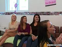 Villit milf-orgiat yökerhossa revityillä vaatteilla ja blowjobseilla!