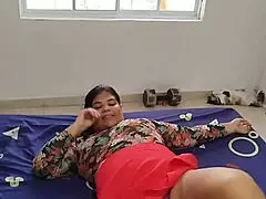 Madrastra culona, sedienta de polla, termina follando al amigo de su hijastro sin protección.