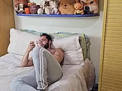 Trocando o futebol por uma gozada gostosa com monster cock