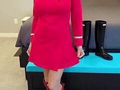Milf rossa in roleplay con stivali scarpe e abito fetish