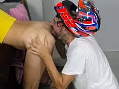 What happens when novinha receives the ifood delivery guy naked?