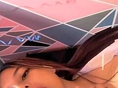 Gatinha colombiana se diverte com dildo na cama