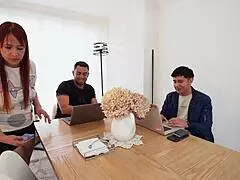 Горячая латиноска соблазняет друга для дикой тройнички с горничной