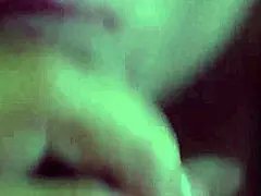 Nemravná žena cucá svému chlapovi velký pták do sucha